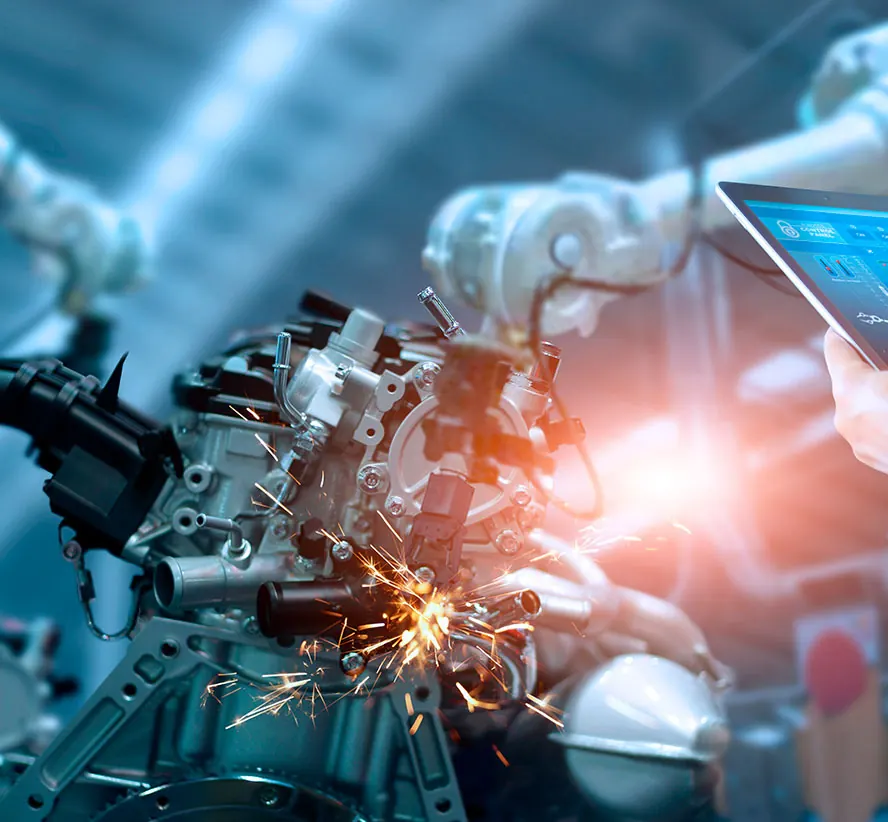 Braço robótico em linha de produção automatizada